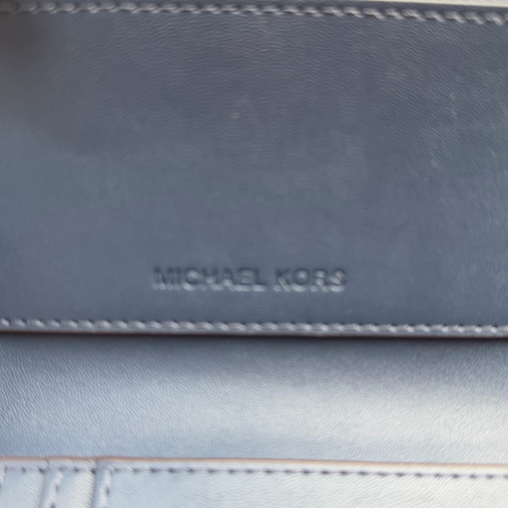 Michael Kors Greenwich Jet Set Navy and White Logo Wallet - Picture 5 of 8